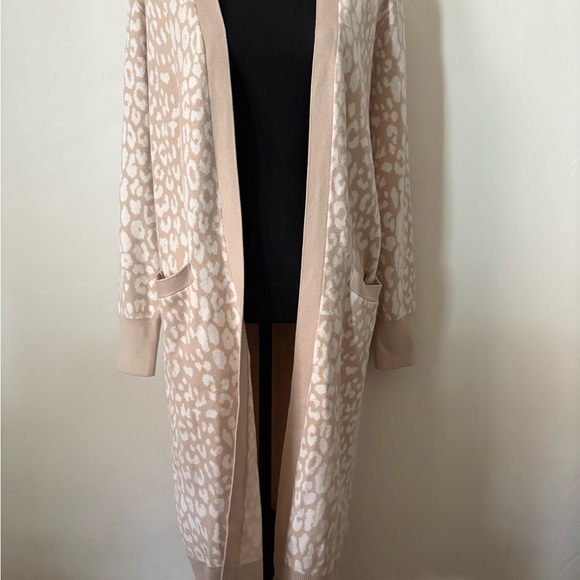 Philosophy Sweaters - Sophisticated Cream Leopard Print Sweater (New No Tag)